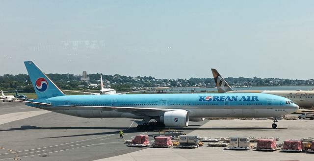 Boeing 777-200 (HL8008)