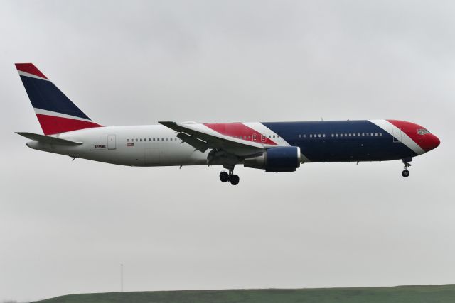 BOEING 767-300 (N225NE) - 10-C 05-06-22 in the rain.