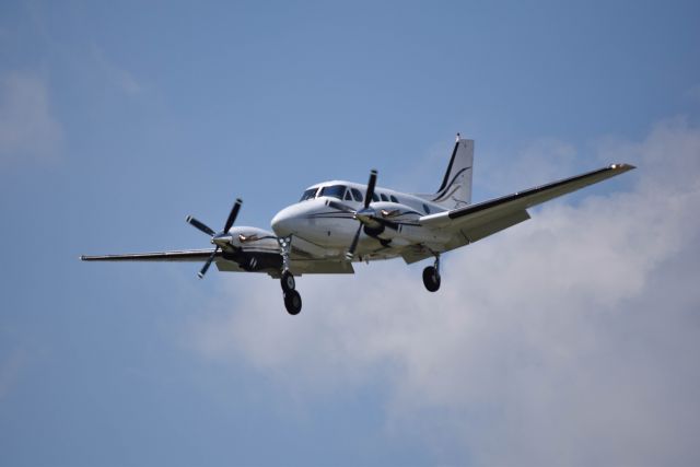 Beechcraft King Air 90 (N273NA) - 8/27/2016: A Beech E-90 on final for Dallas Love Field.