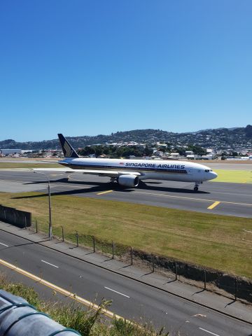 Boeing 777 (9V-SRP) - ABOUT TO TAKE OFF FROM RUNWAY 16