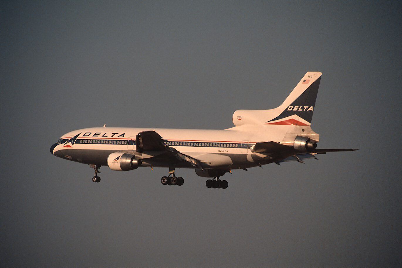 Lockheed L-1011 TriStar (N759DA) - Final Approach to Narita Intl Airport Rwy34 on 1989/03/19