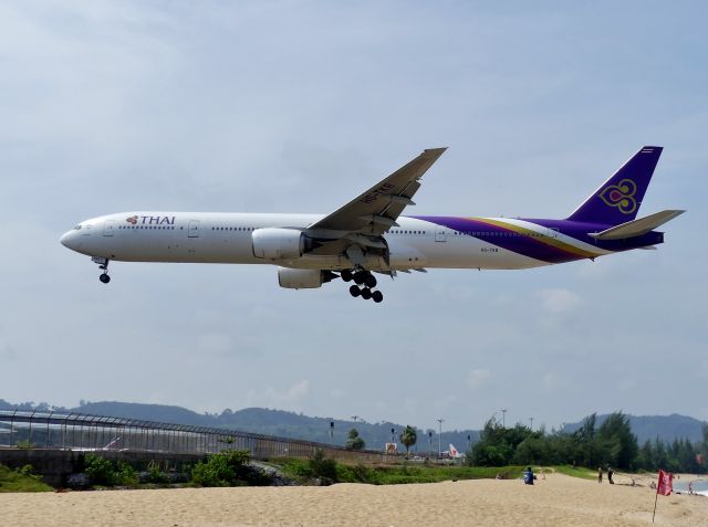 BOEING 777-300 (HS-TKB) - Phuket(HKT) R/W09 2018/04/03