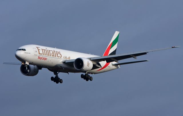 Boeing 777-200 (A6-EFE) - landing approach at Frankfurt / Main Airport