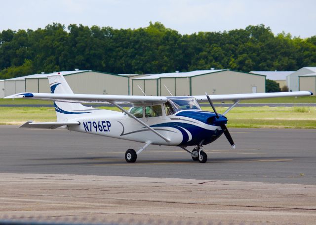 Cessna Skyhawk (N796EP) - At Downtown Shreveport.