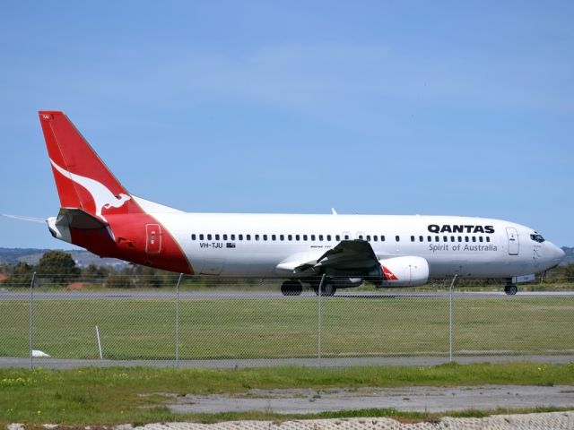 BOEING 737-400 (VH-TJU) - A Qantas old girl on the taxi-wy heading for a long take off run on runway 05.