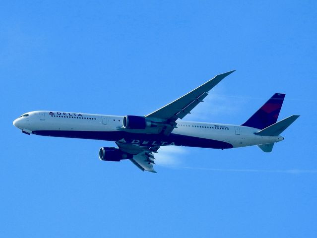 BOEING 767-400 (N830MH)