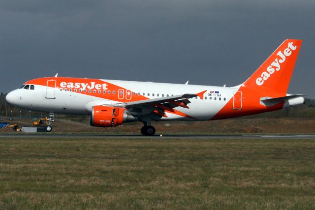 Airbus A319 (OE-LQA) - Touching down on rwy 26 on 29-Mar-18 operating flight EZY2052 from LSGG.
