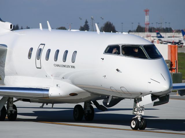 Bombardier Challenger 300 (N550XJ)