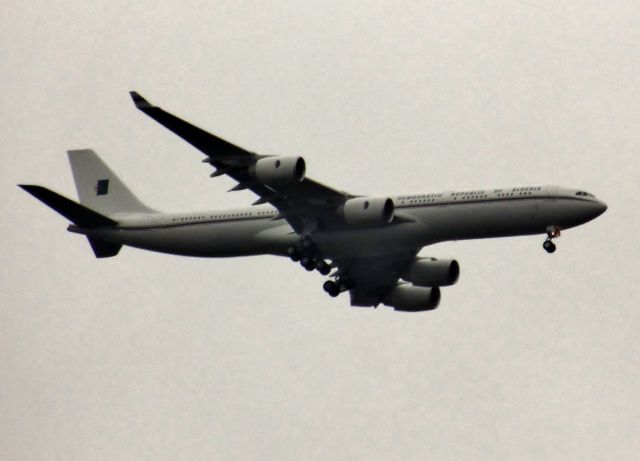 Airbus A340-300 —