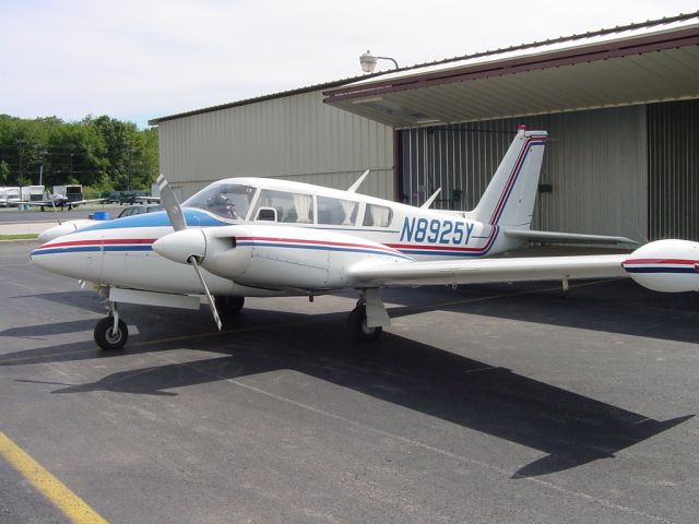 Piper PA-30 Twin Comanche (N8925Y)