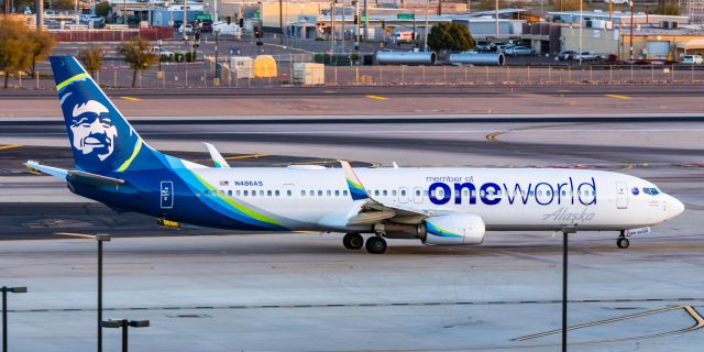 Boeing 737-900 (N486AS) - An Alaska Airlines 737-900 in Oneworld special livery taxiing at PHX on 2/6/23. Taken with a Canon R7 and Tamron 70-200 G2 lens.