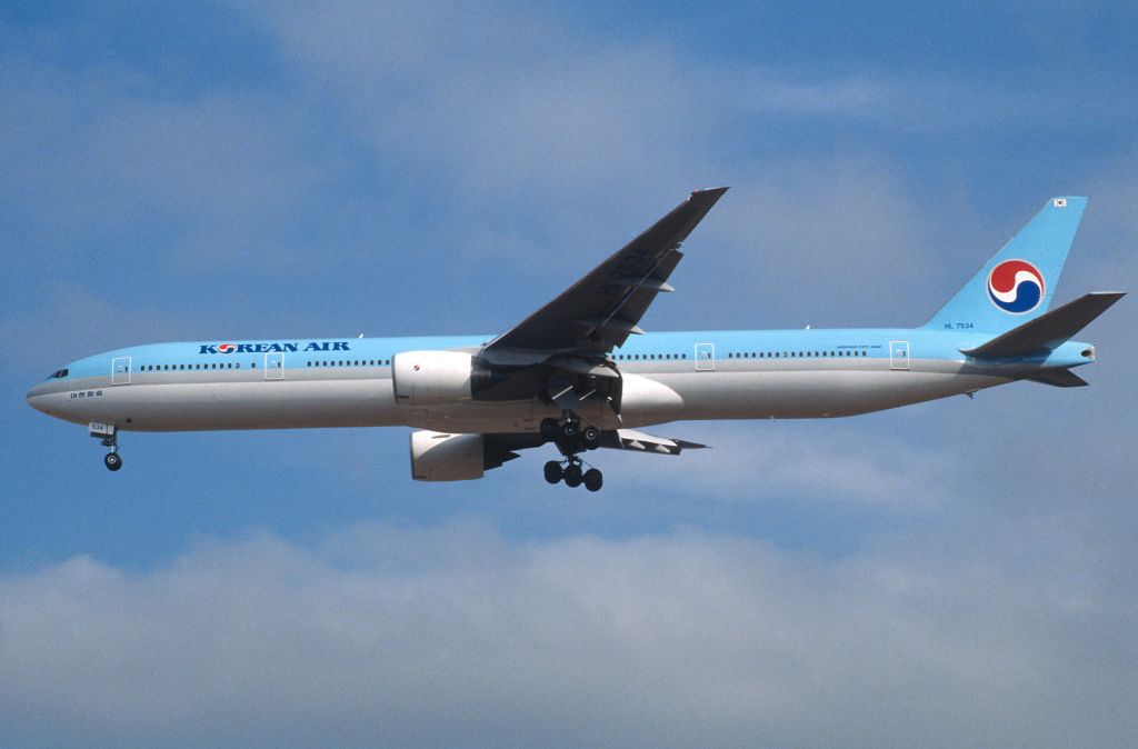 BOEING 777-300 (HL7534) - Final Approach to Narita Intl Airport Rwy34L on 2000/01/24