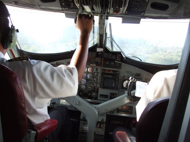 De Havilland Canada Twin Otter (PJ-WIL) - Taxi to runway 10