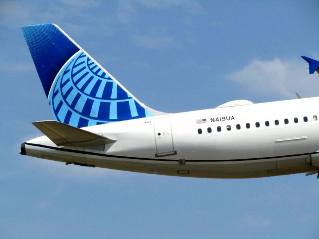 Airbus A320 (N419UA) - Landing RWY 20R