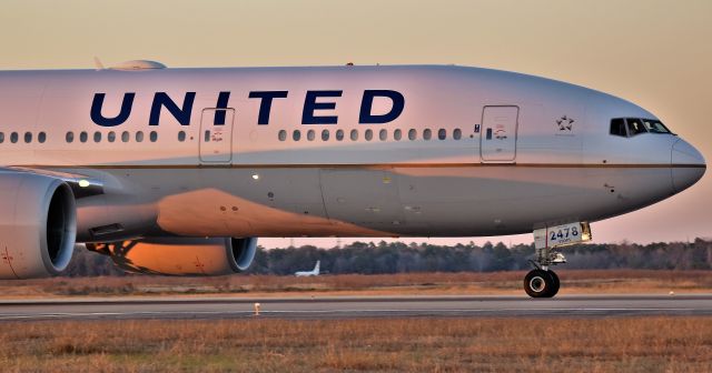 Boeing 777-200 (N778UA) - UA 777-222ER taxiing at IAH Airport.  Houston, Tx