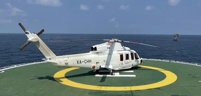 XA-CHH — - Helicóptero XA-CHH aterrizando en un barco de la sonda de Campeche