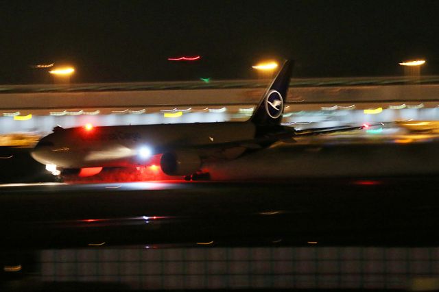 BOEING 777-200LR (D-ALFG) - Foxtrot Golf named `Annyeonghaseyo Korea` departing Seoul Incheon Int`l Airport.