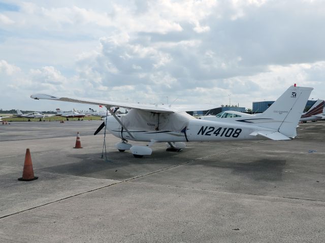 Cessna Skyhawk (N24108)