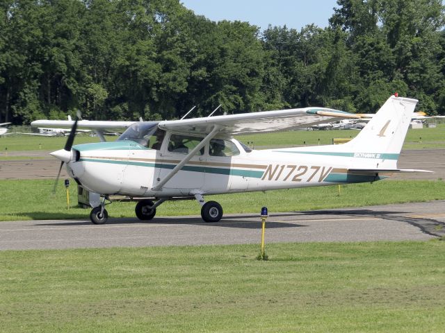 Cessna Skylane (N1727V) - After landing runway 26.