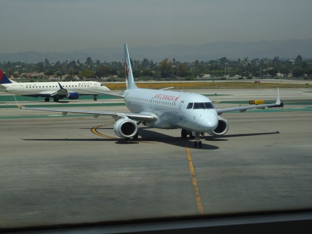 Embraer ERJ-190 (C-FMZR)