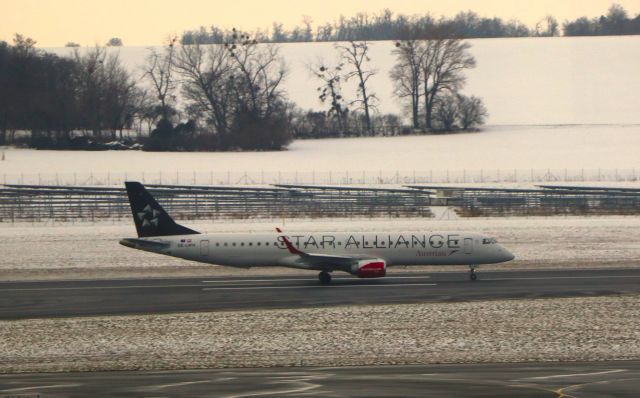 EMBRAER 195 (OE-LWH) - 12/7/23 departing Rwy 29 in Star Alliance livery