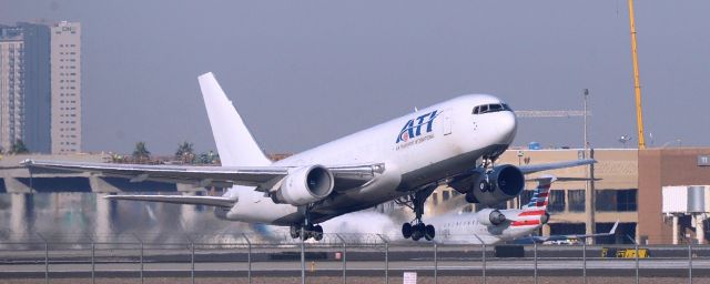 BOEING 767-200 (N763CX) - phoenix sky harbor 13DEC19