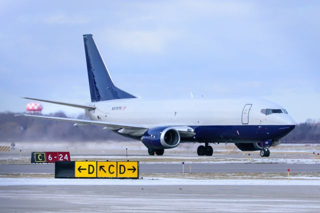 BOEING 737-300 (N578TR) - Sierra West Airlines Boeing 737-3T0 (SF) N578TR arrives at Niagara Falls Int'l Airport 