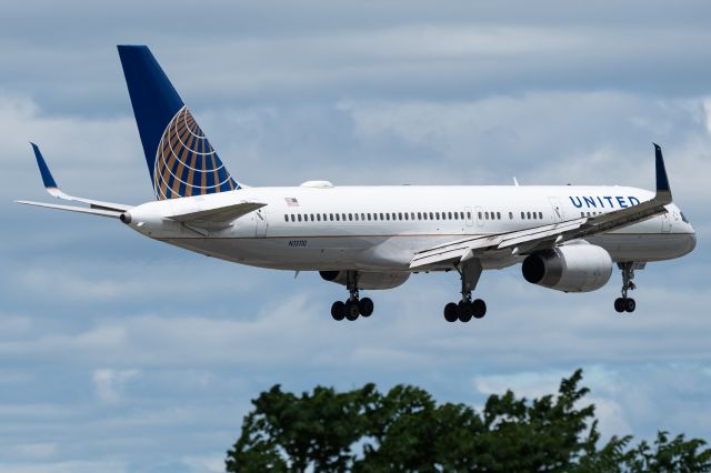 Boeing 757-200 (N13110)