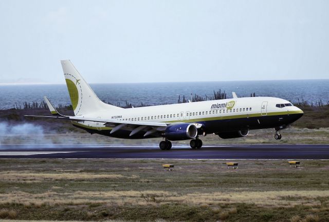 Boeing 737-700 (N732MA)