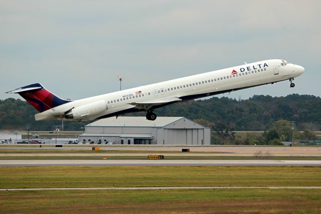 McDonnell Douglas MD-88 (N942DL) - MD-88 departing Nashville