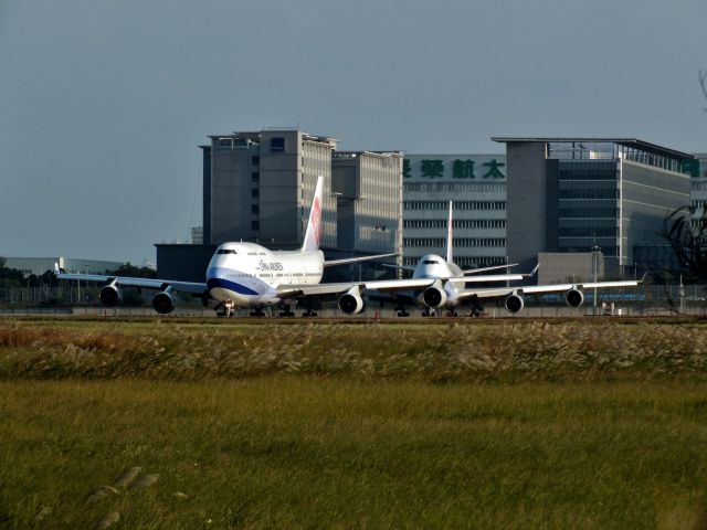 Boeing 747-400 (B-18205)