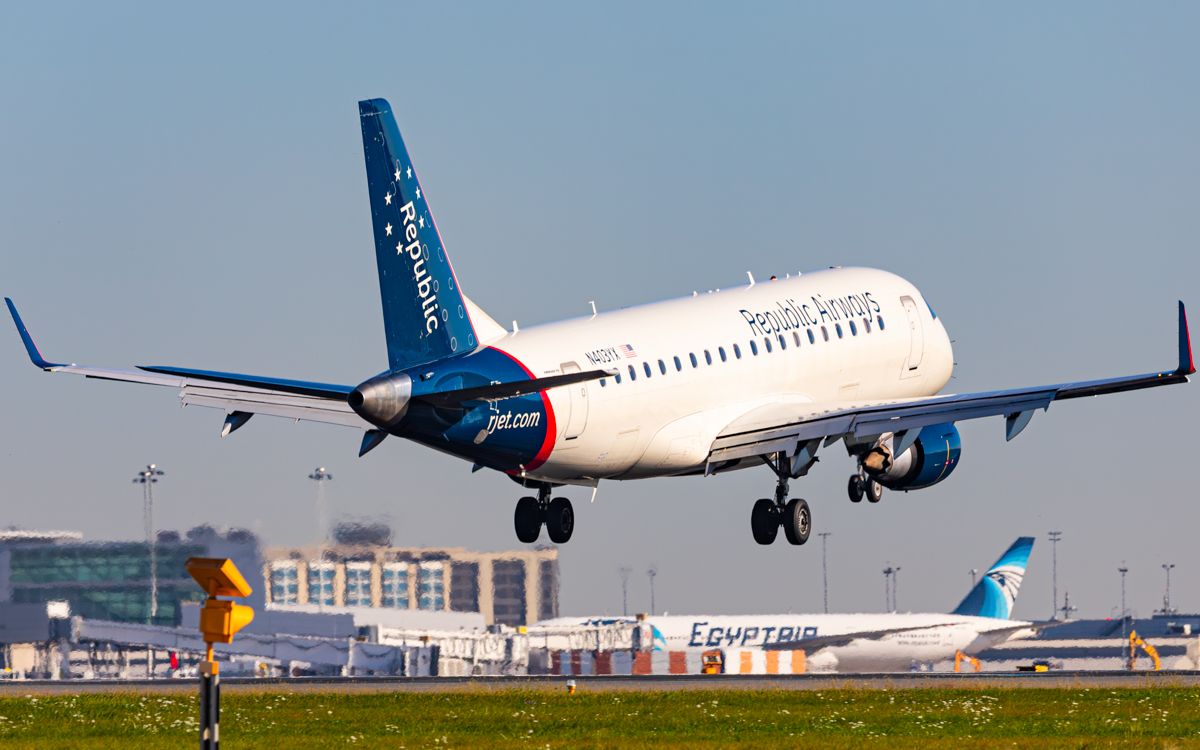 Embraer ERJ 175 (N403YX)