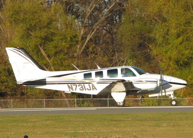 Beechcraft Baron (58) (N731JA) - Taking off from runway 14 at Downtown Shreveport.