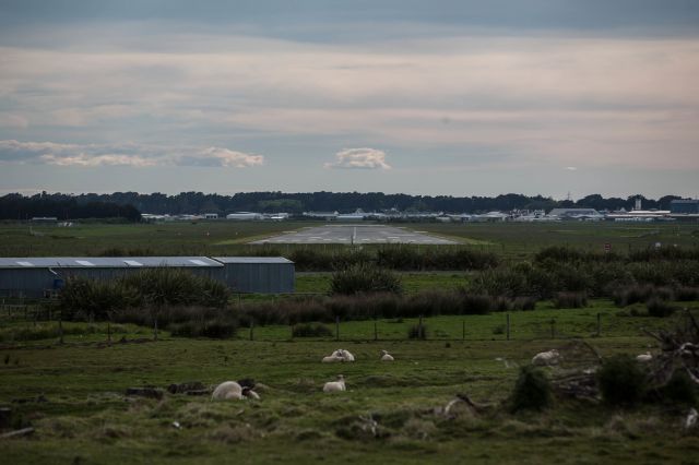 — — - NZNV Invercargill Airport runway 04 (looking north, 22 looking south)