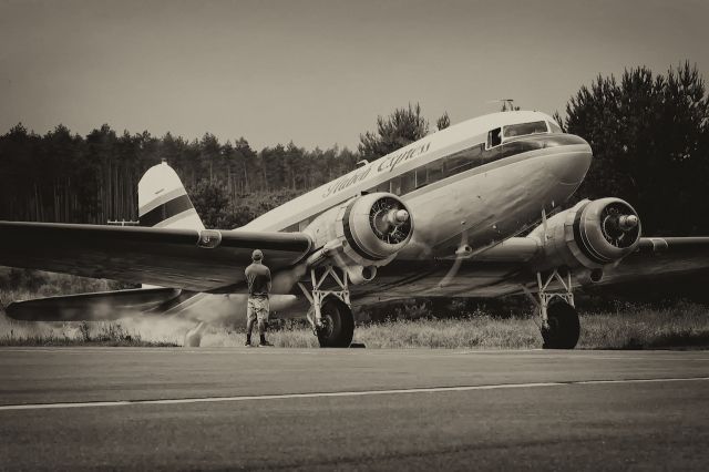 Douglas DC-3 (N103NA)