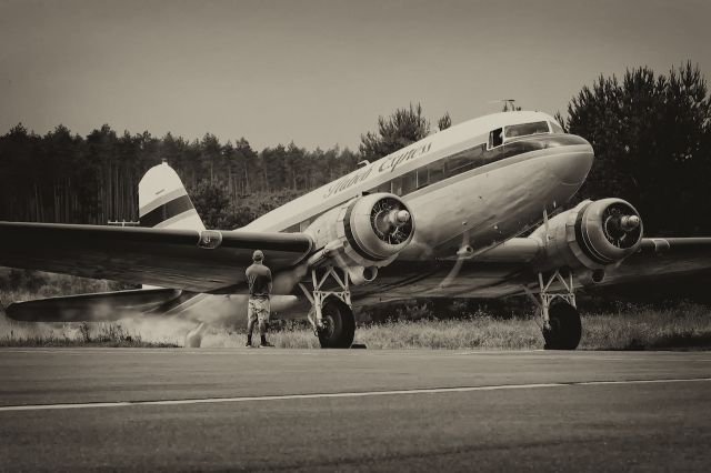 Douglas DC-3 (N103NA)