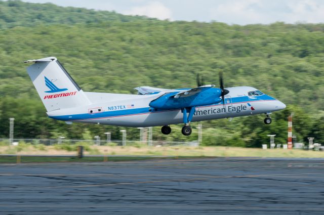 de Havilland Dash 8-100 (N837EX)