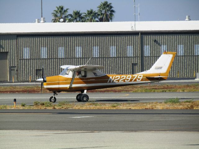 Cessna Commuter (N22979) - Taxiing to ramp