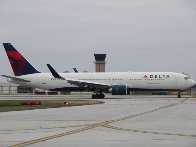 BOEING 767-300 (N171DN) - DL8910 arrives from Detroit to pick up the Notre Dame football team for their game in Los Angeles. 