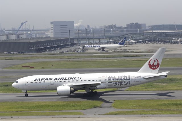 Boeing 777-200 (JA8979) - Taxing at Tokyo-Haneda Intl Airport on 2016/05/29 " Gannbare! Nippon! "