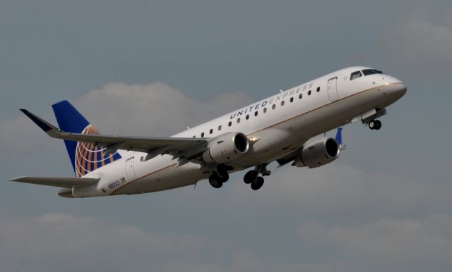 Embraer 170/175 (N89321)