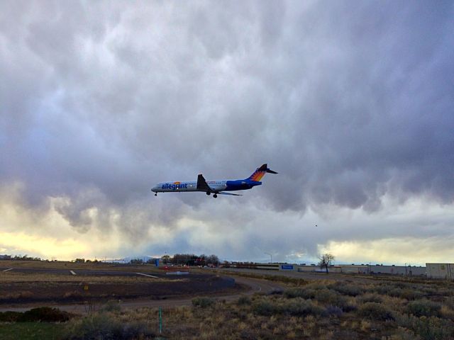 McDonnell Douglas MD-83 (N412NV) - AAY102 LANDING 21. IPHONE