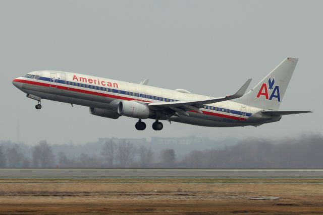 Boeing 737-800 (N921NN) - American's 'Heritage' livery departing to Chicago O'Hare