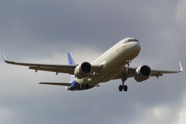 Airbus A320neo (EI-SIK) - A SAS Scandinavian A320neo on final approach into LHR, landing on runway 09L.br /br /Location: Stanwell Moor Road, beside runway 09L.br /Date: 28.08.22 (dd/mm/yy)