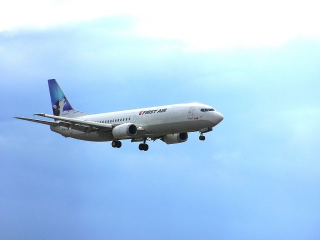 Boeing 737-700 (C-FFNF) - Landing 06L - Cargo - April 27, 2014