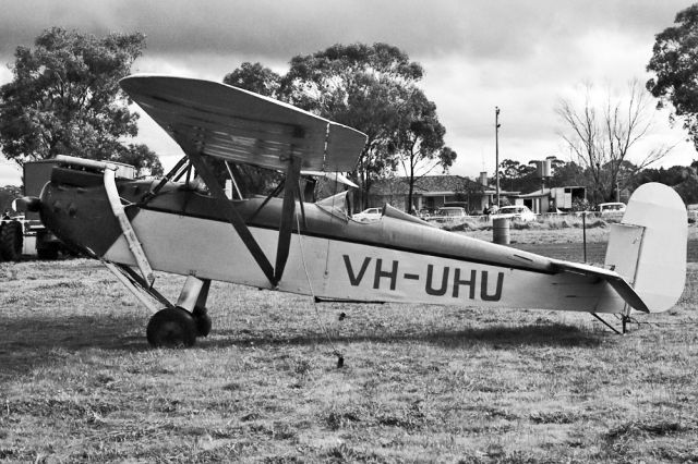 VH-UHU — - WESTLAND 3 - REG VH-UHU (CN WA1695) - BERWICK VIC. AUSTRALIA - YBER (9/2/1975) 35MM B/W NEGATIVE SCANNED WITH A EPSON V700 PERFECTION SCANNER.