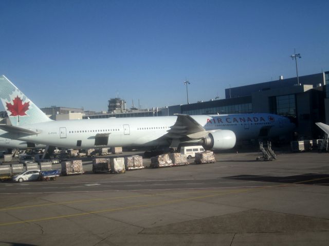 BOEING 777-300ER (C-FIVS)