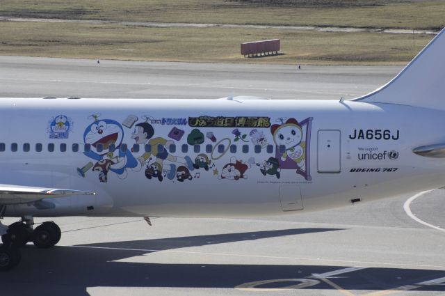 BOEING 767-300 (JA656J) - Taxing at Haneda Intl Airport on 2012/12/12 "Special Japanese Comic Doraemon /s"