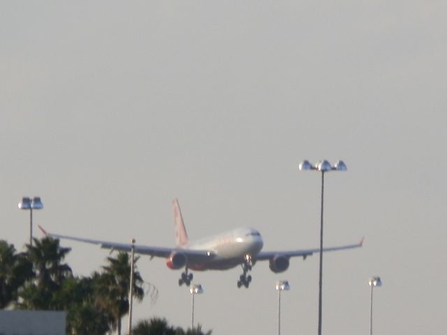 Airbus A330-200 (D-ALPI) - Slalom for a landing!