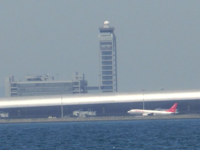 Boeing 737-800 — - 対岸から。br /この時間帯から、24Lに変わりました。